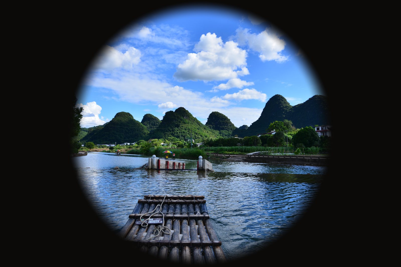 停泊的竹筏与远处的群山